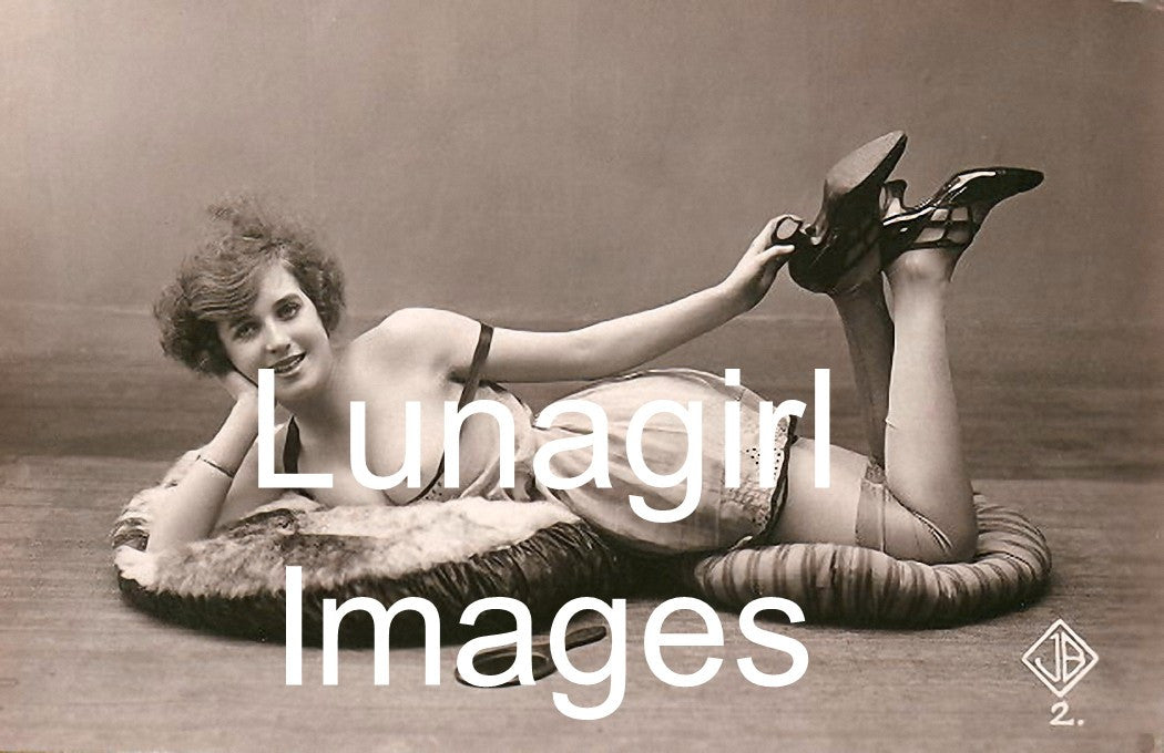 Vintage Nudes: French Postcards: 360 Images - Lunagirl